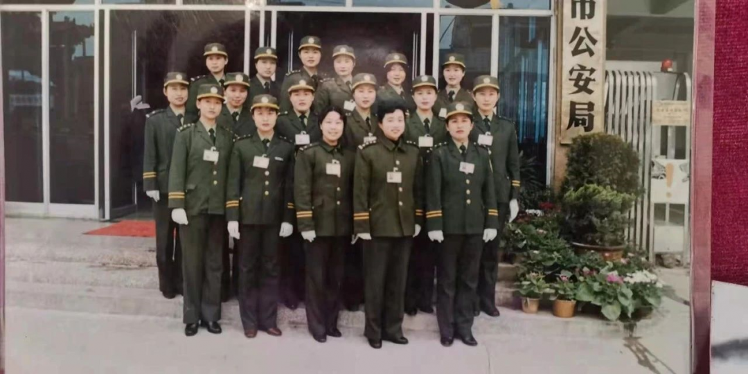 流金岁月复古风，欢迎来到警察的90年代！
